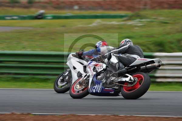 Mallory park Leicestershire;Mallory park photographs;Motorcycle action photographs;event digital images;eventdigitalimages;mallory park;no limits trackday;peter wileman photography;trackday;trackday digital images;trackday photos