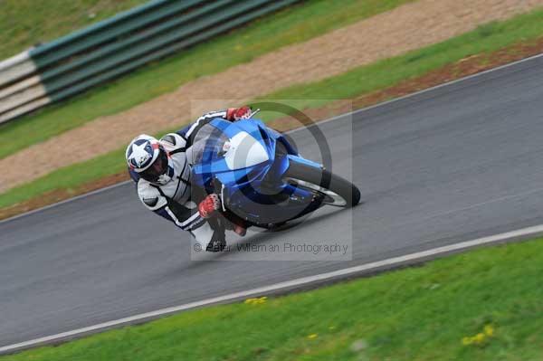 Mallory park Leicestershire;Mallory park photographs;Motorcycle action photographs;event digital images;eventdigitalimages;mallory park;no limits trackday;peter wileman photography;trackday;trackday digital images;trackday photos