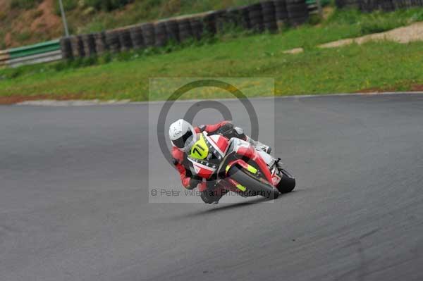 Mallory park Leicestershire;Mallory park photographs;Motorcycle action photographs;event digital images;eventdigitalimages;mallory park;no limits trackday;peter wileman photography;trackday;trackday digital images;trackday photos