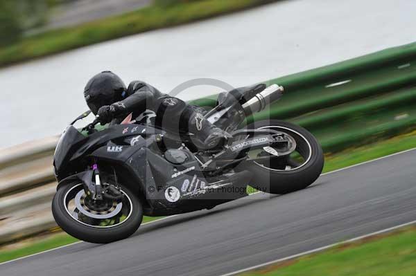 Mallory park Leicestershire;Mallory park photographs;Motorcycle action photographs;event digital images;eventdigitalimages;mallory park;no limits trackday;peter wileman photography;trackday;trackday digital images;trackday photos