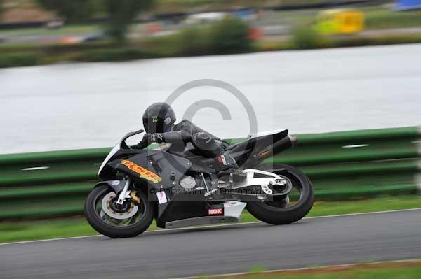 Mallory park Leicestershire;Mallory park photographs;Motorcycle action photographs;event digital images;eventdigitalimages;mallory park;no limits trackday;peter wileman photography;trackday;trackday digital images;trackday photos