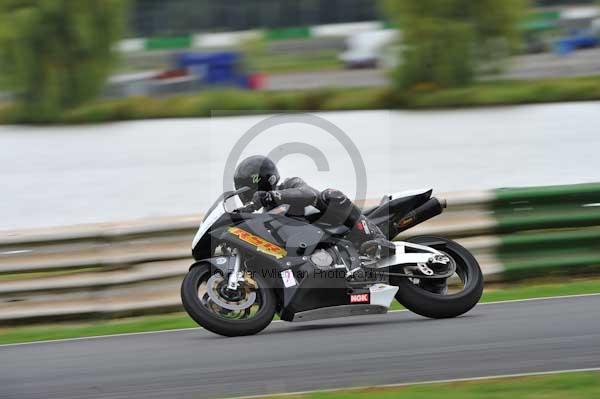 Mallory park Leicestershire;Mallory park photographs;Motorcycle action photographs;event digital images;eventdigitalimages;mallory park;no limits trackday;peter wileman photography;trackday;trackday digital images;trackday photos