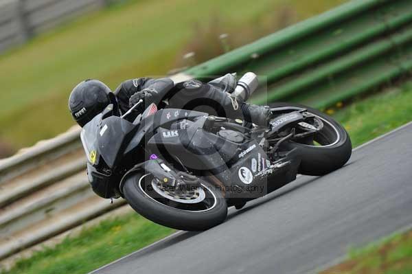 Mallory park Leicestershire;Mallory park photographs;Motorcycle action photographs;event digital images;eventdigitalimages;mallory park;no limits trackday;peter wileman photography;trackday;trackday digital images;trackday photos