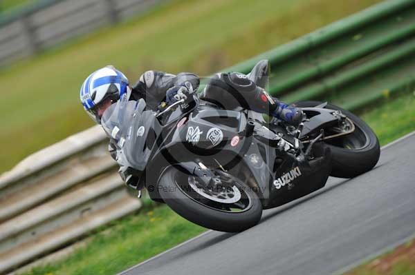 Mallory park Leicestershire;Mallory park photographs;Motorcycle action photographs;event digital images;eventdigitalimages;mallory park;no limits trackday;peter wileman photography;trackday;trackday digital images;trackday photos