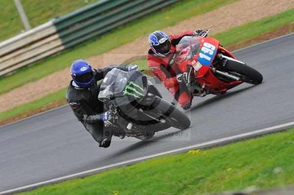 Mallory park Leicestershire;Mallory park photographs;Motorcycle action photographs;event digital images;eventdigitalimages;mallory park;no limits trackday;peter wileman photography;trackday;trackday digital images;trackday photos