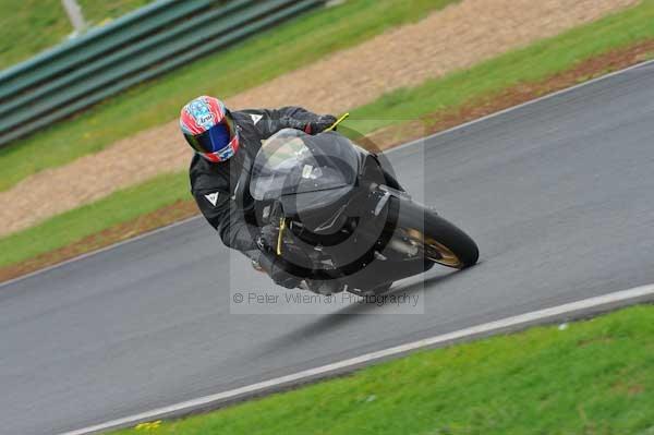 Mallory park Leicestershire;Mallory park photographs;Motorcycle action photographs;event digital images;eventdigitalimages;mallory park;no limits trackday;peter wileman photography;trackday;trackday digital images;trackday photos