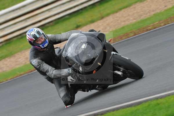 Mallory park Leicestershire;Mallory park photographs;Motorcycle action photographs;event digital images;eventdigitalimages;mallory park;no limits trackday;peter wileman photography;trackday;trackday digital images;trackday photos