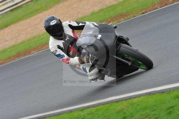 Mallory park Leicestershire;Mallory park photographs;Motorcycle action photographs;event digital images;eventdigitalimages;mallory park;no limits trackday;peter wileman photography;trackday;trackday digital images;trackday photos