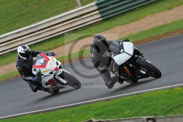 Mallory park Leicestershire;Mallory park photographs;Motorcycle action photographs;event digital images;eventdigitalimages;mallory park;no limits trackday;peter wileman photography;trackday;trackday digital images;trackday photos