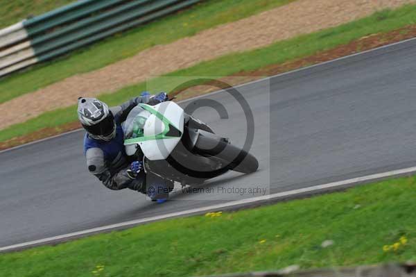 Mallory park Leicestershire;Mallory park photographs;Motorcycle action photographs;event digital images;eventdigitalimages;mallory park;no limits trackday;peter wileman photography;trackday;trackday digital images;trackday photos