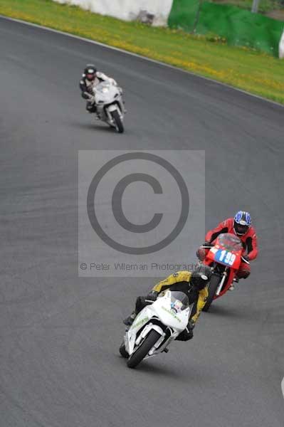 Mallory park Leicestershire;Mallory park photographs;Motorcycle action photographs;event digital images;eventdigitalimages;mallory park;no limits trackday;peter wileman photography;trackday;trackday digital images;trackday photos