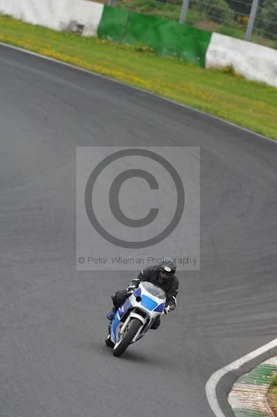 Mallory park Leicestershire;Mallory park photographs;Motorcycle action photographs;event digital images;eventdigitalimages;mallory park;no limits trackday;peter wileman photography;trackday;trackday digital images;trackday photos