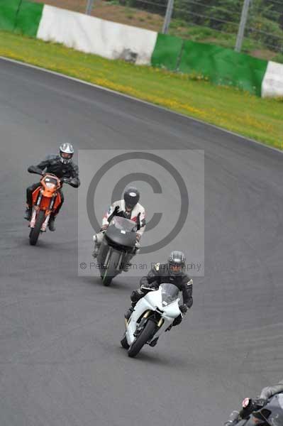 Mallory park Leicestershire;Mallory park photographs;Motorcycle action photographs;event digital images;eventdigitalimages;mallory park;no limits trackday;peter wileman photography;trackday;trackday digital images;trackday photos