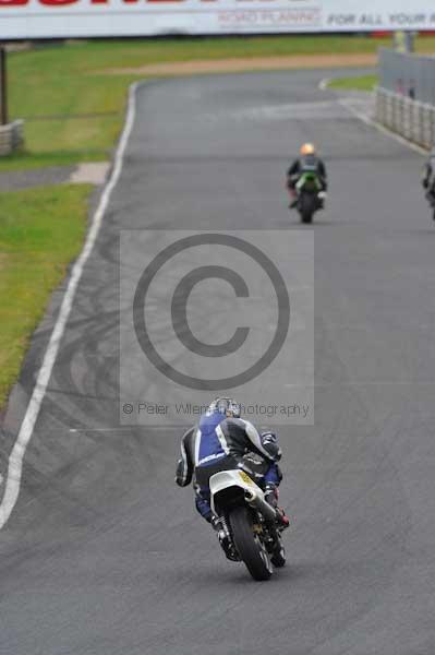 Mallory park Leicestershire;Mallory park photographs;Motorcycle action photographs;event digital images;eventdigitalimages;mallory park;no limits trackday;peter wileman photography;trackday;trackday digital images;trackday photos