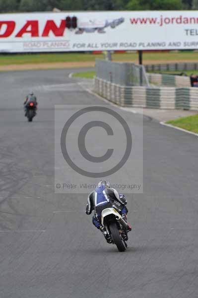 Mallory park Leicestershire;Mallory park photographs;Motorcycle action photographs;event digital images;eventdigitalimages;mallory park;no limits trackday;peter wileman photography;trackday;trackday digital images;trackday photos