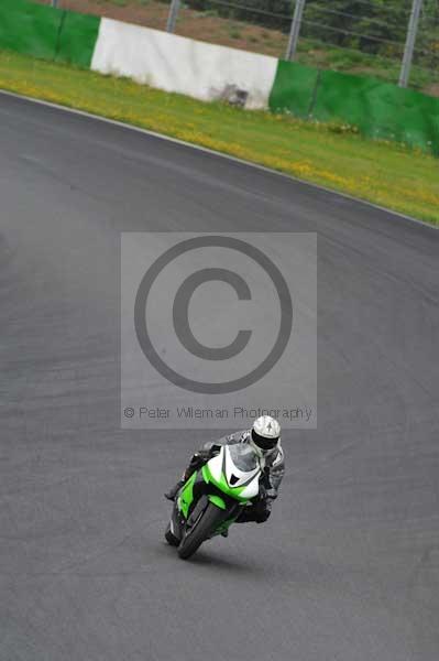 Mallory park Leicestershire;Mallory park photographs;Motorcycle action photographs;event digital images;eventdigitalimages;mallory park;no limits trackday;peter wileman photography;trackday;trackday digital images;trackday photos