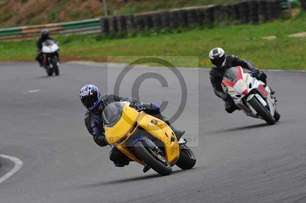 Mallory park Leicestershire;Mallory park photographs;Motorcycle action photographs;event digital images;eventdigitalimages;mallory park;no limits trackday;peter wileman photography;trackday;trackday digital images;trackday photos