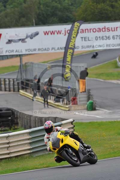 Mallory park Leicestershire;Mallory park photographs;Motorcycle action photographs;event digital images;eventdigitalimages;mallory park;no limits trackday;peter wileman photography;trackday;trackday digital images;trackday photos