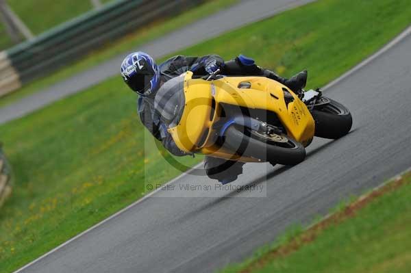 Mallory park Leicestershire;Mallory park photographs;Motorcycle action photographs;event digital images;eventdigitalimages;mallory park;no limits trackday;peter wileman photography;trackday;trackday digital images;trackday photos