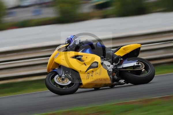 Mallory park Leicestershire;Mallory park photographs;Motorcycle action photographs;event digital images;eventdigitalimages;mallory park;no limits trackday;peter wileman photography;trackday;trackday digital images;trackday photos