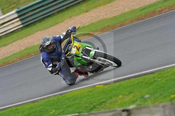 Mallory park Leicestershire;Mallory park photographs;Motorcycle action photographs;event digital images;eventdigitalimages;mallory park;no limits trackday;peter wileman photography;trackday;trackday digital images;trackday photos