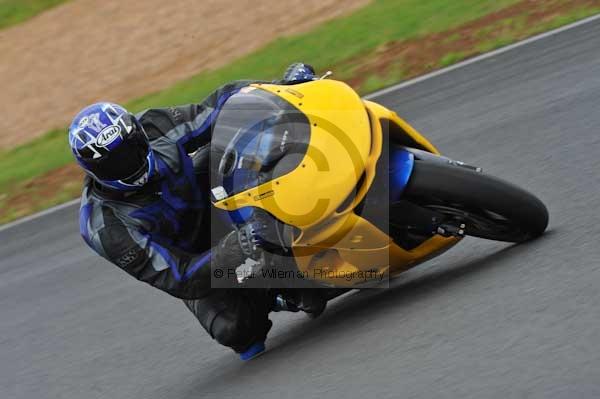 Mallory park Leicestershire;Mallory park photographs;Motorcycle action photographs;event digital images;eventdigitalimages;mallory park;no limits trackday;peter wileman photography;trackday;trackday digital images;trackday photos