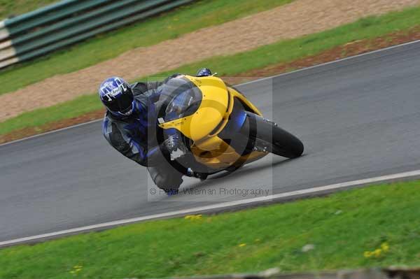 Mallory park Leicestershire;Mallory park photographs;Motorcycle action photographs;event digital images;eventdigitalimages;mallory park;no limits trackday;peter wileman photography;trackday;trackday digital images;trackday photos