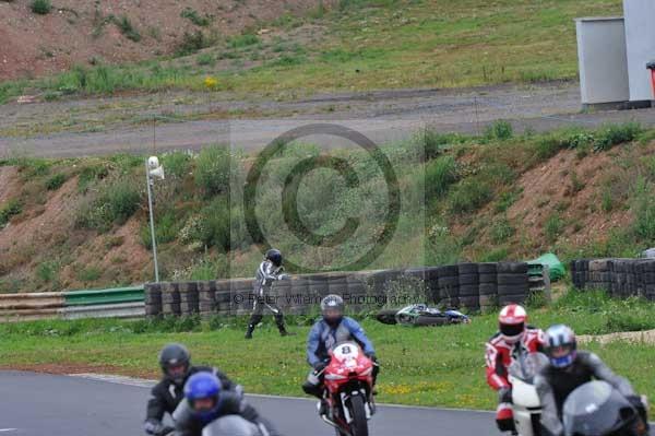 Mallory park Leicestershire;Mallory park photographs;Motorcycle action photographs;event digital images;eventdigitalimages;mallory park;no limits trackday;peter wileman photography;trackday;trackday digital images;trackday photos