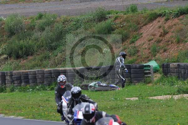 Mallory park Leicestershire;Mallory park photographs;Motorcycle action photographs;event digital images;eventdigitalimages;mallory park;no limits trackday;peter wileman photography;trackday;trackday digital images;trackday photos