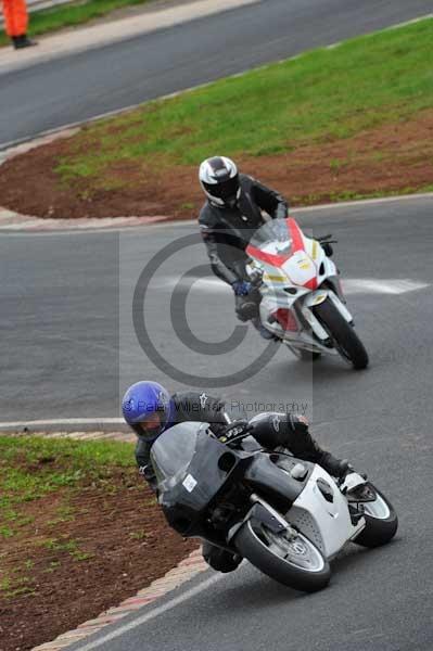 Mallory park Leicestershire;Mallory park photographs;Motorcycle action photographs;event digital images;eventdigitalimages;mallory park;no limits trackday;peter wileman photography;trackday;trackday digital images;trackday photos