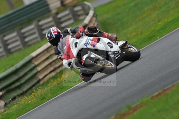 Mallory park Leicestershire;Mallory park photographs;Motorcycle action photographs;event digital images;eventdigitalimages;mallory park;no limits trackday;peter wileman photography;trackday;trackday digital images;trackday photos