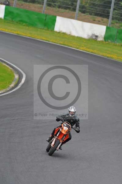 Mallory park Leicestershire;Mallory park photographs;Motorcycle action photographs;event digital images;eventdigitalimages;mallory park;no limits trackday;peter wileman photography;trackday;trackday digital images;trackday photos