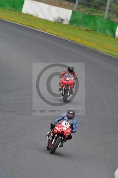 Mallory park Leicestershire;Mallory park photographs;Motorcycle action photographs;event digital images;eventdigitalimages;mallory park;no limits trackday;peter wileman photography;trackday;trackday digital images;trackday photos