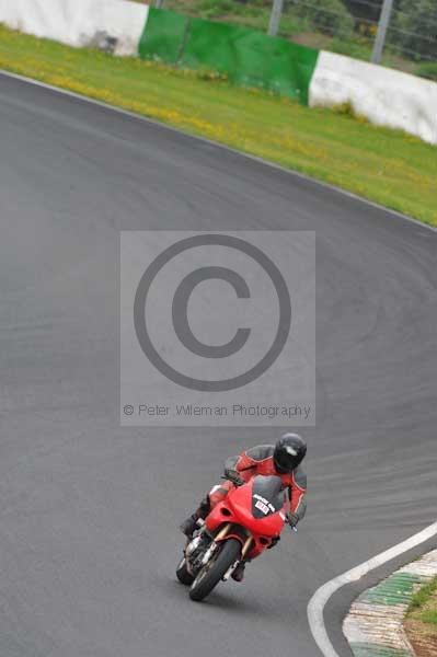 Mallory park Leicestershire;Mallory park photographs;Motorcycle action photographs;event digital images;eventdigitalimages;mallory park;no limits trackday;peter wileman photography;trackday;trackday digital images;trackday photos