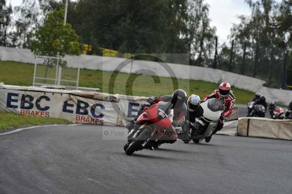 Mallory park Leicestershire;Mallory park photographs;Motorcycle action photographs;event digital images;eventdigitalimages;mallory park;no limits trackday;peter wileman photography;trackday;trackday digital images;trackday photos