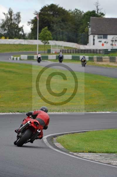 Mallory park Leicestershire;Mallory park photographs;Motorcycle action photographs;event digital images;eventdigitalimages;mallory park;no limits trackday;peter wileman photography;trackday;trackday digital images;trackday photos