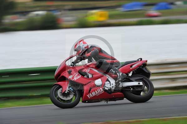 Mallory park Leicestershire;Mallory park photographs;Motorcycle action photographs;event digital images;eventdigitalimages;mallory park;no limits trackday;peter wileman photography;trackday;trackday digital images;trackday photos