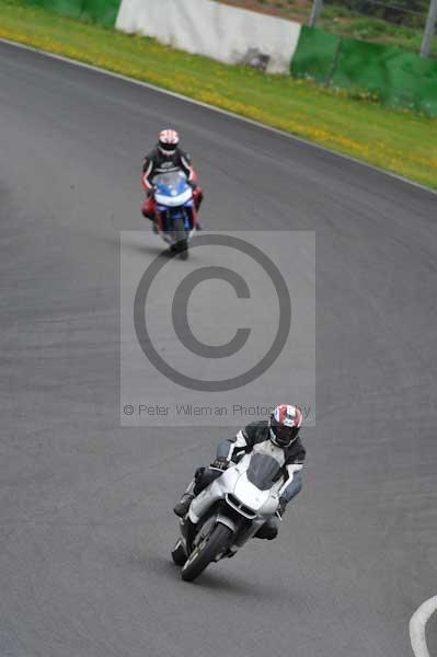 Mallory park Leicestershire;Mallory park photographs;Motorcycle action photographs;event digital images;eventdigitalimages;mallory park;no limits trackday;peter wileman photography;trackday;trackday digital images;trackday photos