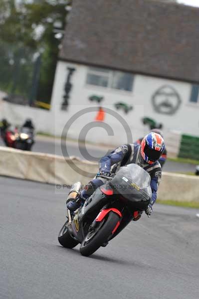 Mallory park Leicestershire;Mallory park photographs;Motorcycle action photographs;event digital images;eventdigitalimages;mallory park;no limits trackday;peter wileman photography;trackday;trackday digital images;trackday photos