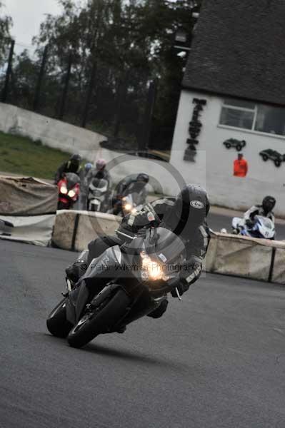 Mallory park Leicestershire;Mallory park photographs;Motorcycle action photographs;event digital images;eventdigitalimages;mallory park;no limits trackday;peter wileman photography;trackday;trackday digital images;trackday photos