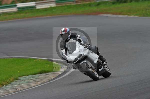 Mallory park Leicestershire;Mallory park photographs;Motorcycle action photographs;event digital images;eventdigitalimages;mallory park;no limits trackday;peter wileman photography;trackday;trackday digital images;trackday photos