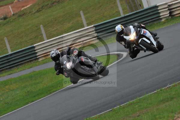 Mallory park Leicestershire;Mallory park photographs;Motorcycle action photographs;event digital images;eventdigitalimages;mallory park;no limits trackday;peter wileman photography;trackday;trackday digital images;trackday photos