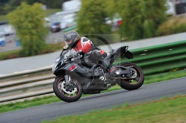 Mallory park Leicestershire;Mallory park photographs;Motorcycle action photographs;event digital images;eventdigitalimages;mallory park;no limits trackday;peter wileman photography;trackday;trackday digital images;trackday photos