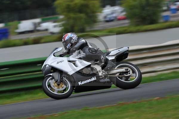 Mallory park Leicestershire;Mallory park photographs;Motorcycle action photographs;event digital images;eventdigitalimages;mallory park;no limits trackday;peter wileman photography;trackday;trackday digital images;trackday photos