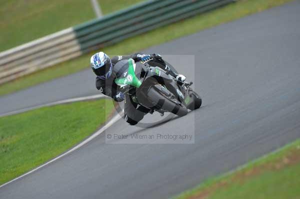 Mallory park Leicestershire;Mallory park photographs;Motorcycle action photographs;event digital images;eventdigitalimages;mallory park;no limits trackday;peter wileman photography;trackday;trackday digital images;trackday photos