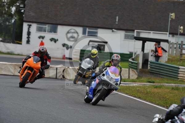 Mallory park Leicestershire;Mallory park photographs;Motorcycle action photographs;event digital images;eventdigitalimages;mallory park;no limits trackday;peter wileman photography;trackday;trackday digital images;trackday photos