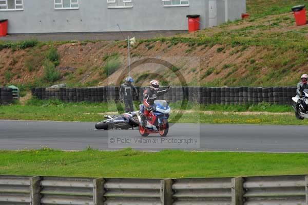 Mallory park Leicestershire;Mallory park photographs;Motorcycle action photographs;event digital images;eventdigitalimages;mallory park;no limits trackday;peter wileman photography;trackday;trackday digital images;trackday photos