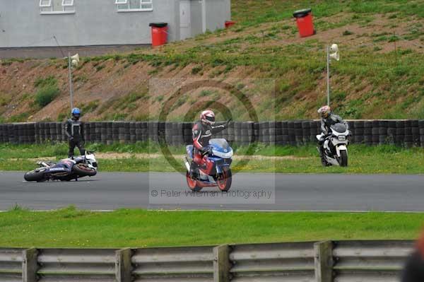 Mallory park Leicestershire;Mallory park photographs;Motorcycle action photographs;event digital images;eventdigitalimages;mallory park;no limits trackday;peter wileman photography;trackday;trackday digital images;trackday photos