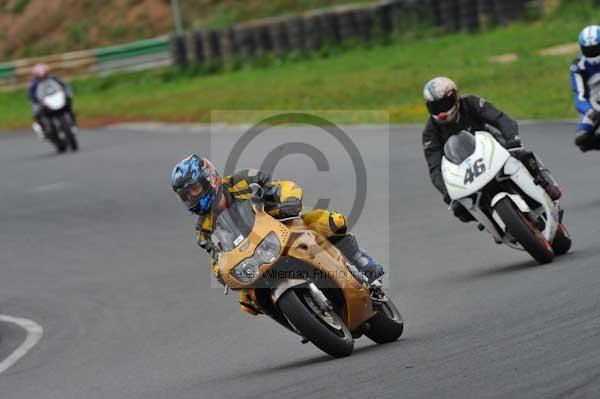 Mallory park Leicestershire;Mallory park photographs;Motorcycle action photographs;event digital images;eventdigitalimages;mallory park;no limits trackday;peter wileman photography;trackday;trackday digital images;trackday photos