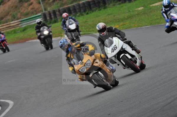 Mallory park Leicestershire;Mallory park photographs;Motorcycle action photographs;event digital images;eventdigitalimages;mallory park;no limits trackday;peter wileman photography;trackday;trackday digital images;trackday photos